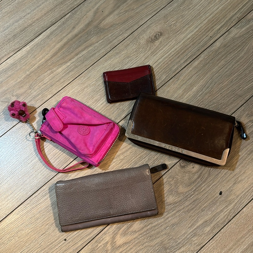 Bundle of wallets